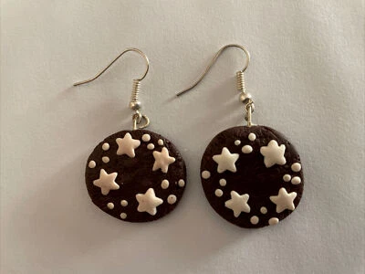 Orecchini Pan di Stelle in pasta modellabile Fimo fatti a mano, Diametro 2,5cm - Immagine 1 di 3