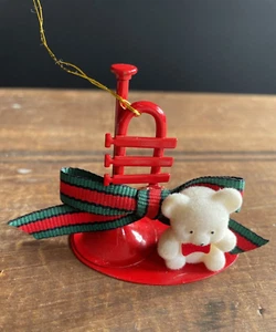 Trompeta de peluche vintage Avon adorno rojo verde lazo fieltro de metal oso pequeña pajarita - Imagen 1 de 3