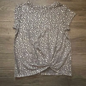 Top More Than Magic Niñas Talla 6 Gris Tejido Plateado Metálico Estrellas Nudo Manga Corta - Imagen 1 de 7