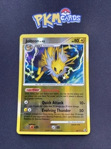 JCC Pokémon Jolteon Rising Rivals 26/111 Holograma Inverso Raro MP. - Imagen 1 de 4