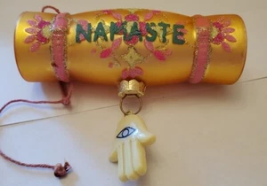 Adorno de árbol de vidrio Namaste cuadrado de San Nicolás - Imagen 1 de 4