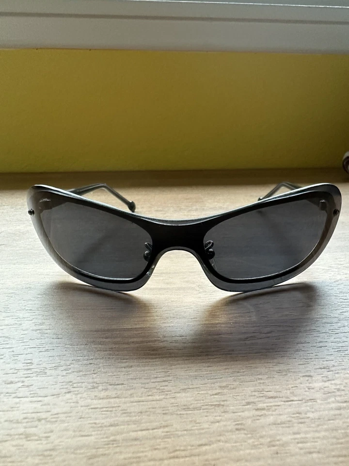 Gafas de sol Roxy con marco de metal negro lentes envolventes grises Foto 1 de 4