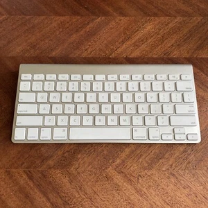 ⭐ Apple Wireless Keyboard Genuine Bluetooth English A1314 Silver - TESTED WORKS⭐ - Picture 1 of 4