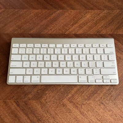 ⭐ Apple Wireless Keyboard Genuine Bluetooth English A1314 Silver - TESTED WORKS⭐ - Image 1 of 4