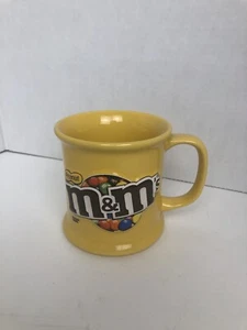Taza de café de cerámica amarilla maní M&M's logotipo en relieve 3D 2005 M&Ms Mars, Inc. - Imagen 1 de 3