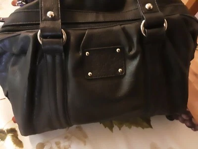 Cartera de cuero sintético negra New York & Co. con herrajes en tono plateado usada en excelente estado Foto 1 de 4