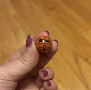 WILSON Miniatur Tiny Mini Basketball Puppenhaus Teeny Puppe Figur Spielzeug selten - Bild 1 von 3