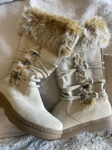 Minnetonka Women’s 9 Cream Suede Fur Trim Mid Calf Boots Embellished Boho GREAT - Foto 1 di 10