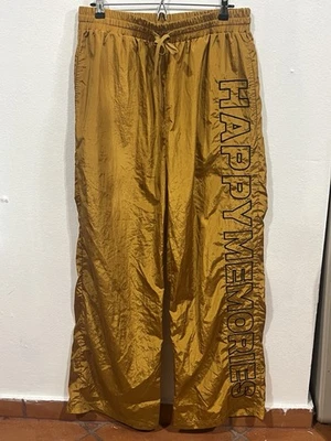Pantaloni Happy Memories Don't Die senape logo laterale taglia large USATI 100% AUTENTICI - Immagine 1 di 4
