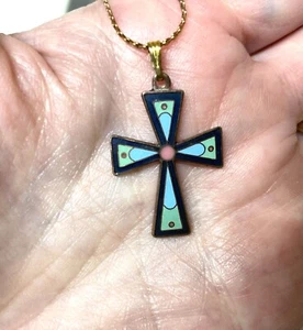 Emaille Kreuz Anhänger Halskette blau/grün/hellblau Emaillefarben - 15" Kette - Bild 1 von 5