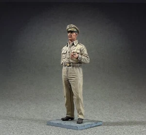 BRITAINS MUSEUM COLLECTION 10166 U.S. GENERAL DOUGLAS MACARTHUR 1945 - Picture 1 of 3