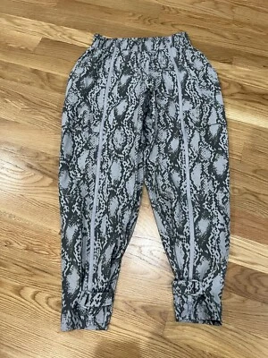 Pantalones deportivos Adidas By Stella McCartney para mujer gris rendimiento estampado piel de serpiente Foto 1 de 4