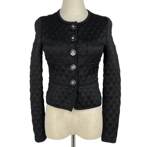 CHANEL (Interlocking) Giacca senza colletto con bottoni logo CC senza colletto strass...