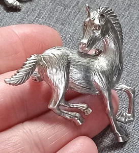 Broche de Colección JJ Jonette Caballo Doma Derby Ecuestre 3D Plata Metal Prendedor Firmado - Imagen 1 de 5