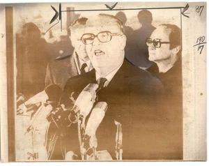 El viceprimer ministro israelí ABBA EBAN habla con los medios 1973 foto de prensa - Imagen 1 de 2