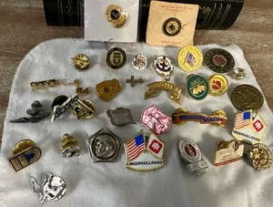 Mixed Lot of 31 Vintage Pinbacks Lapel Pins - Picture 1 of 8
