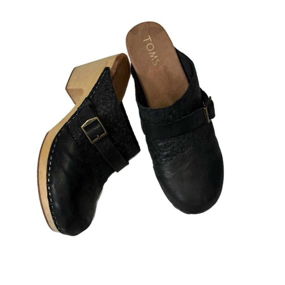 Zuecos de tacón de madera con plataforma Tom’s Eliza. Hebilla, cuero floral en relieve talla w10 Foto 1 de 4