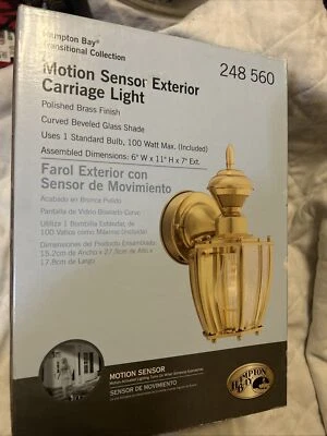 Luz de carro exterior sensor de movimiento Hampton Bay Transitional Collection latón Foto 1 de 4
