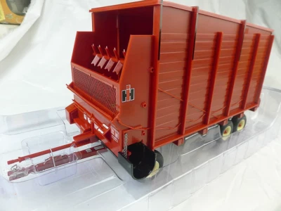 Spec Cast 1/16 International Harvester 120 Forage Wagon with Tandem Axle ZJD1920 - Image 1 of 4