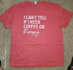 Camiseta divertida "I Can't Tell If I Need Coffee or Therapy" unisex roja XL - Imagen 1 de 5