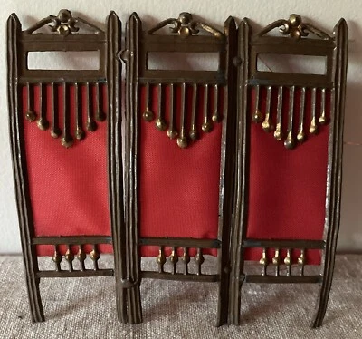 ¿Gerlach de metal antiguo? Pantalla divisoria para casa de muñecas Foto 1 de 4