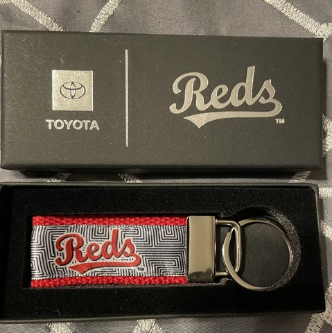 2022 Cincinnati Reds Mother’s Day Keychain! SGA! New In Original Package! Cover