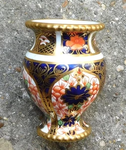 NO RESERVE 1919 Royal Crown Derby Imari Miniature Vase Vintage Antique - Picture 1 of 6