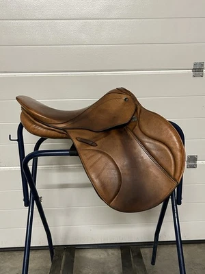 Sillín de salto Stubben 17” 30 cm Foto 1 de 4