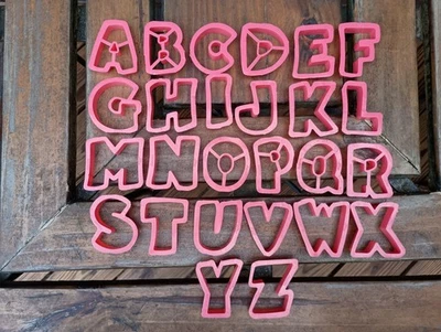 Juego completo de 26 letras de plástico rojo para cualquier ocasión cortadores de galletas Alphabet Foto 1 de 4