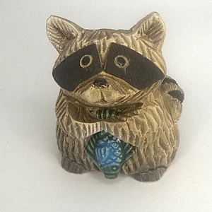 Artesania Rinconada Raccoon Holding Fish Uruguay #164 Carved and signed - Picture 1 of 5