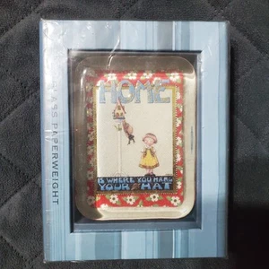 Vintage NOS Mary Engelbreit "Home Is Where You Hang Your Hat" Glas Briefbeschwerer - Bild 1 von 5
