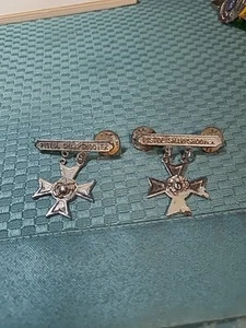 TWO PINS PISTOL SHARPSHOOTER TARNISHED - Picture 1 of 8