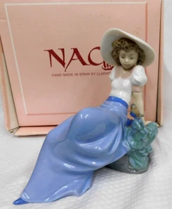 NAO LLADRO 1042 Niña escuchando canciones de pájaros en roca con sombrero de colección con caja - Imagen 1 de 11