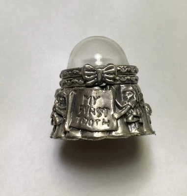 Caja con bisagras redondas de peltre abovedado de vidrio My First Tooth recuerdo bebé regalo Foto 1 de 4