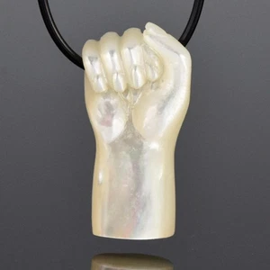 Pugno Rialzato Mano Gesto Mano Amuleto Intagliato Madreperla Focale Perla 2,94g - Foto 1 di 13