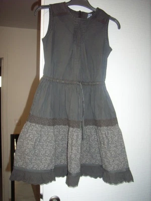 robe grise sans manches 2 volants 1 fleuri séparé par dentelle OKAIDI 8 ans - Photo 1/2