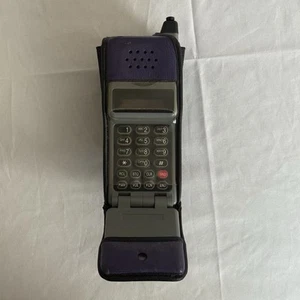 Vintage AT&T Motorola Gray Flip Phone Model: 34183NREA Plus Case For Parts Only - Photo 1 sur 14