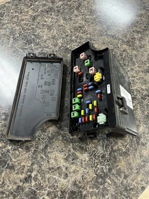 Dodge Caliber TIPM P04692333AB Genuine OEM Part (without Heated Seats) - Image 1 of 3