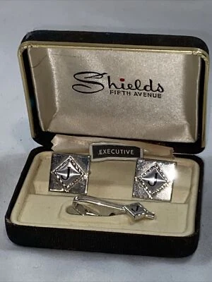 J Monogram 袖扣和领带夹 Shield's 5th Avenue 银色 60 年代 MCM 服装 — 第 1/4 张图片