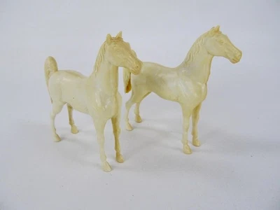 Juguetes Tonka vintage años 60 - 2 caballos Tonka blancos de plástico - juguete de granja Foto 1 de 4