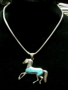 COLLANA STERLING NAVE 18"L E CIONDOLO CAVALLO E CAVALLO DA CORSA TURCHESE 2,5"L - Foto 1 di 8