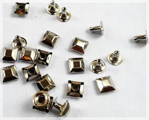 GRANDE PROMOZIONE!200pz borchie8MM piramide con rivetto+6pz teschi color argento - Picture 1 of 1