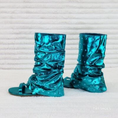 Fabulosas botas holgadas con parte superior y pedrería de sirena verde metálico Foto 1 de 4