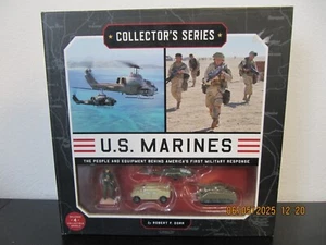 Collectors Series US Marines Illustrated Photograph Book & 4 Collectible Toys - Bild 1 von 2
