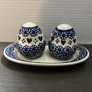 Polish Pottery Boleslawiec Salt and Pepper Shaker Set w Tray Blue Floral Hearts - Picture 1 of 7