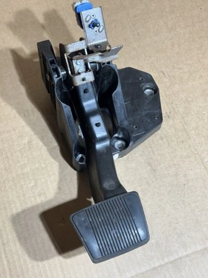 14 15 16 17 Jeep Cherokee Sport 2.4L PEDAL FRENO OEM Foto 1 de 4