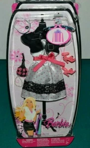 NUEVO EN CAJA 2007 BARBIE RARO MODA FIEBRE TRAJE VESTIDO CHAQUETA GAFAS DE SOL TACONES BOLSO ++ - Imagen 1 de 6