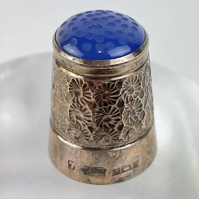 Vintage Solid Silver Thimble Cohen & Charles 1972 Blue Glass Topped 2.2cm 5.5g - Image 1 of 4