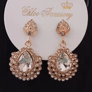 CHLOE ACCESSORY Glamorous Gold Clear Crystal Pear Shaped Drop Earrings**NEW! - Picture 1 of 4