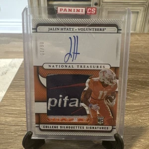 2023 NATIONAL TREASURES COLLEGE SILHOUETTES SIGNATURES JALIN HYATT SEALED /10 - Picture 1 of 3